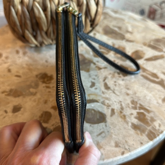 Coach double zipper wallet in black pebbled leather - Picture 3 of 5